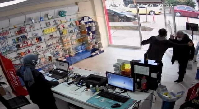 Eczane çalışanı, yaşlı adamı zorla dışarı çıkartıp kaldırıma fırlattı! O anlar kamerada