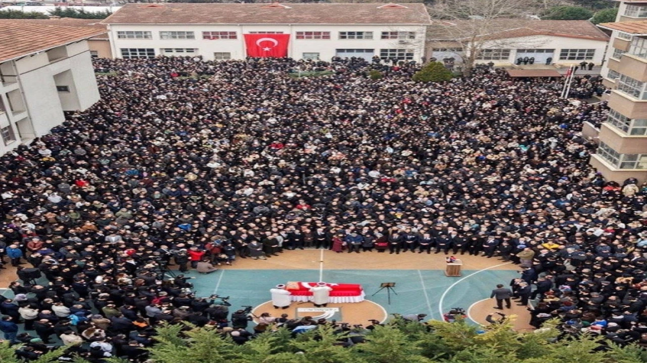 ÖĞRETMENE UZANAN EL, TOPLUMUN GELECEĞİNE UZANMIŞTIR!