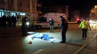 Cinayet gibi kaza! Alışverişten dönen aileye otomobil çarptı, anne yaşamını yitirdi