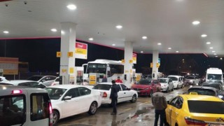 Benzin, motorin ve oto gaza büyük zam! Akaryakıt istasyonlarında metrelerce kuyruk oluştu