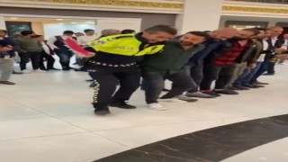 Trafik polisi katıldığı düğünde mendili eline alıp halay başı oldu! İşte ilgi çeken o görüntüler